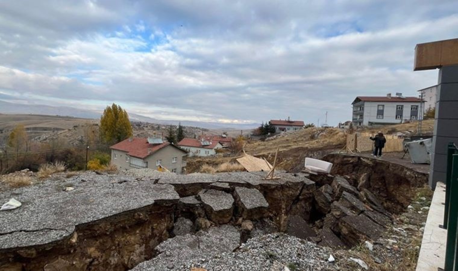 Ankara Elmadağ’da toprak kayması; 10 katlı bina tahliye edildi